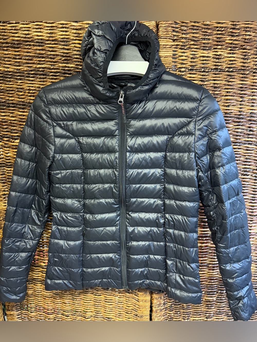 Roots Black Packable Puffer Jacket- Women’s Small, Small pull above left pocket.
